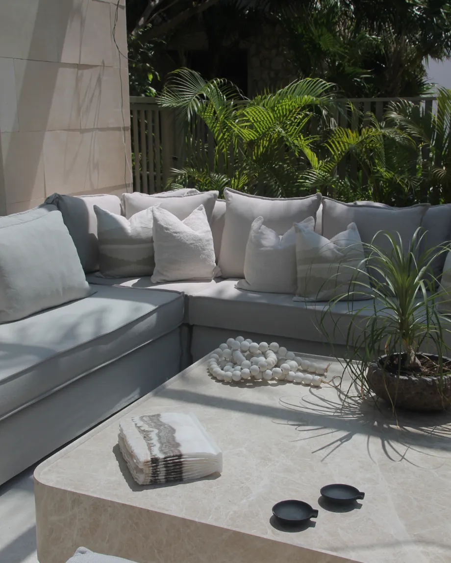 Terraza con lounge exterior y vegetación tropical