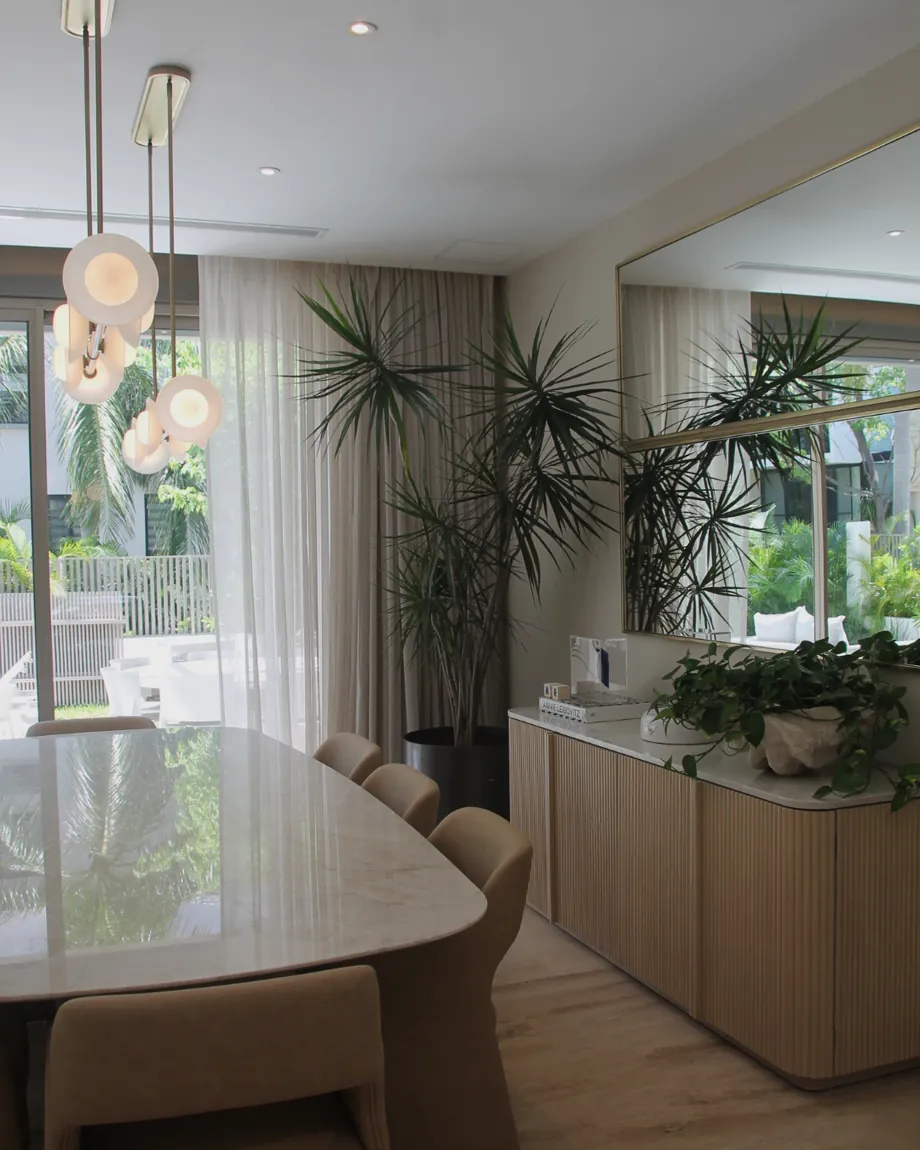Comedor con vista al jardín